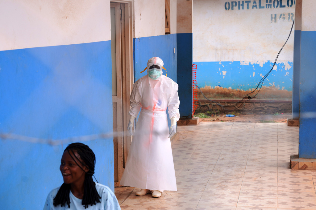 Un trabajador de salud en el Centro de Tratamiento de Ébola en Ituri, República Democrática del Congo, el 22 de julio del 2026. (AP foto/Dirole Lotsima Dieudonne)