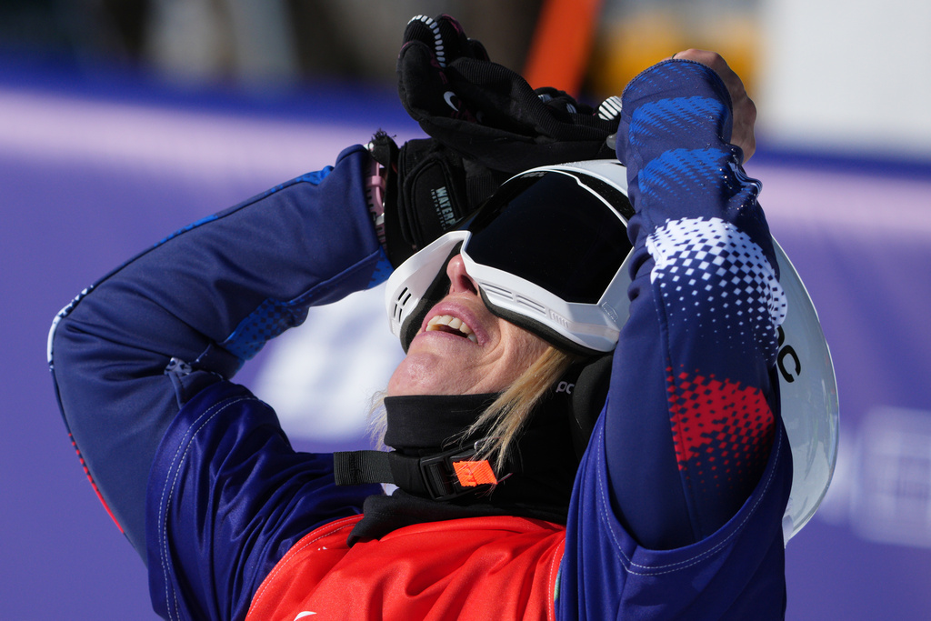 Cecile Hernandez, of France, reacts after winning the gold medal in the women's snowboard cross SB-LL2 at the 2026 Winter Paralympics, in Cortina d'Ampezzo, Italy, Sunday, March 8, 2026. (AP Photo/Emilio Morenatti)