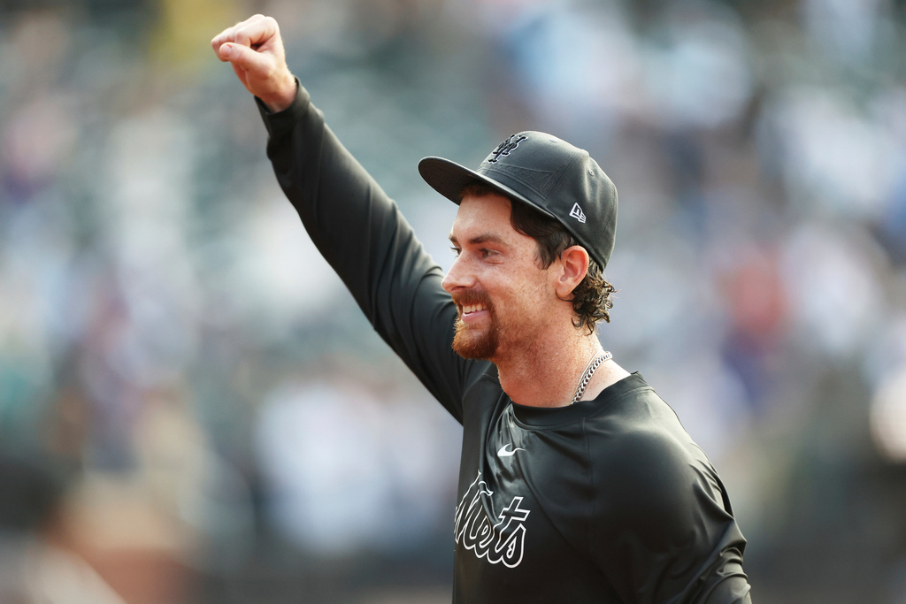 New York Mets pitcher Nolan McLean gestures to the crowd after a win in a baseball game against the Seattle Mariners, Saturday, Aug. 16, 2025, in New York. (AP Photo/Heather Khalifa)