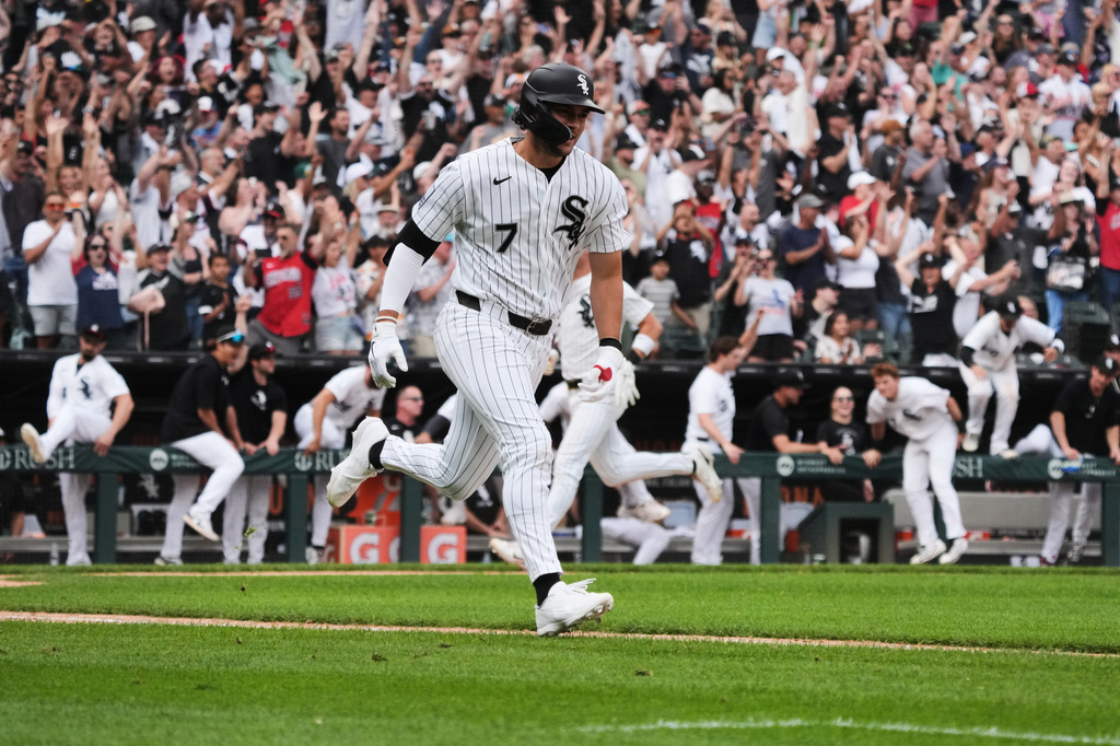 Chicago White Sox's Jacob Gonzalez runs after hitting a walkoff single against the Kansas City Royals during the ninth inning of a baseball game Saturday, June 27, 2026, in Chicago. (AP Photo/David Banks)