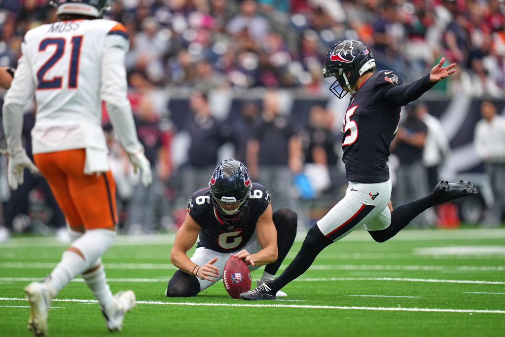 Houston Texans' Ka'imi Fairbairn (15) kicks a field goal as Tommy Townsend (6) holds and Denver Broncos' Riley Moss (21) pressures in the second half of an NFL football game Sunday, Nov. 2, 2025, in Houston. (AP Photo/Eric Gay)