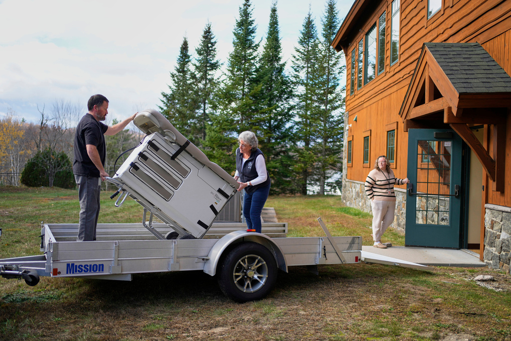 An exam table is moved onto a trailer on the final day of operation at Ammonoosuc Community Health Services as the clinic closes for good, Thursday, Oct. 23, 2025, in Franconia, N.H. (AP Photo/Robert F. Bukaty)