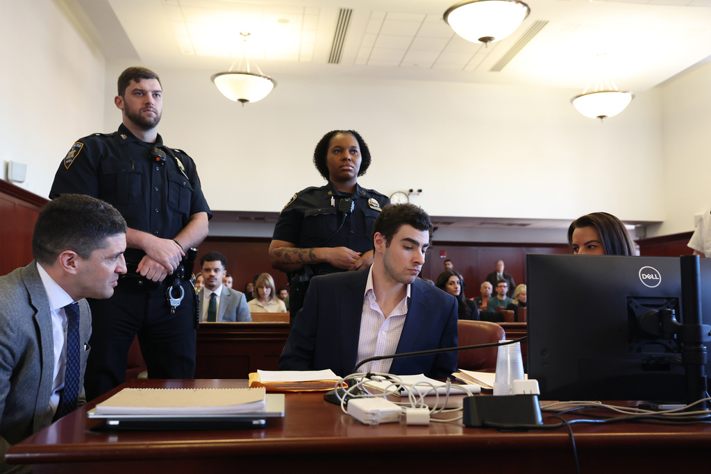 Luigi Mangione appears in Manhattan Criminal Court for an evidence hearing, Tuesday, Dec. 9, 2025, in New York. (William Farrington/New York Post via AP, Pool)