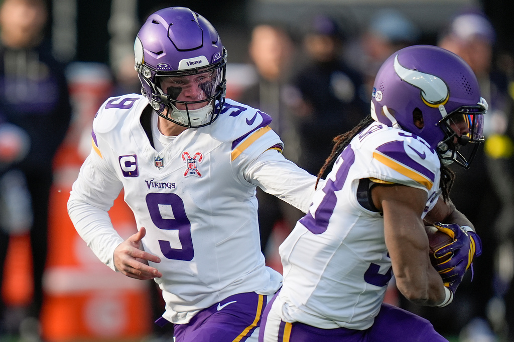 Minnesota Vikings quarterback J.J. McCarthy (9) hands off the ball to running back Aaron Jones (33) during the first quarter of an NFL football game against the New York Giants, Sunday, Dec. 21, 2025, in East Rutherford, N.J. (AP Photo/Seth Wenig)