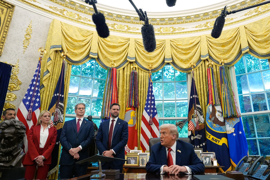 President Donald Trump speaks after signing an executive order regarding TikTok in the Oval Office at the White House, Thursday, Sept. 25, 2025, in Washington, as FBI director Kash Patel, Attorney General Pam Bondi, Treasury Secretary Scott Bessent and Vice President JD Vance listen. (AP Photo/Alex Brandon)