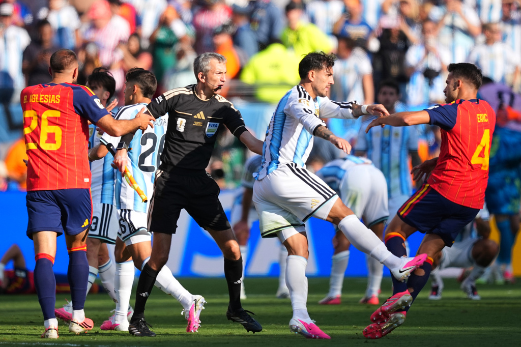 FILE - Argentina's Leandro Paredes (5) kicks at Spain's Eric Garcia (4) as assistant referee Tomaz Klancnik, of Slovenia, tries to break up a scuffle after the World Cup final soccer match between Spain and Argentina in East Rutherford, N.J., near New York, Sunday, July 19, 2026. (AP Photo/Julio Cortez, File)
