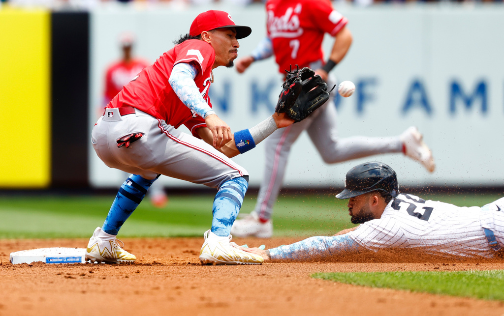 New York Yankees' Jasson Domínguez, right, is about to be tagged out by Cincinnati Reds second baseman Edwin Arroyo, left, during the first inning of a baseball game, Sunday, June 21, 2026, in New York. (AP Photo/Noah K. Murray)