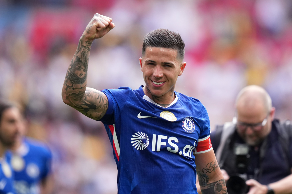 Chelsea's Enzo Fernandez celebrates at the the end of the FA Cup semifinal soccer match between Chelsea and Leeds in London, England, Sunday, April 26, 2026. (AP Photo/Alastair Grant)