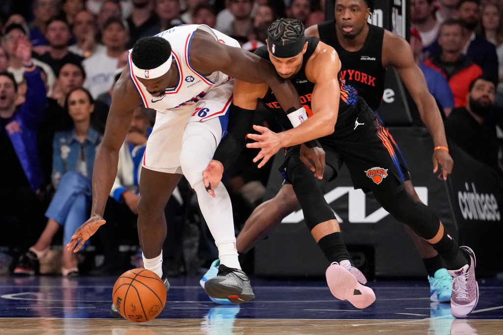 Philadelphia 76ers center Adem Bona, right, fights for control of the ball with New York Knicks guard Josh Hart during the first half of Game 2 in a second-round NBA basketball playoffs series, Wednesday, May 6, 2026, in New York. (AP Photo/Yuki Iwamura)