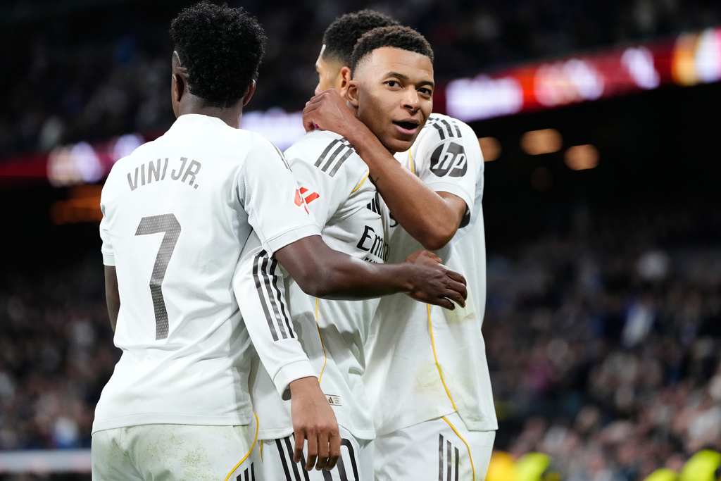 Kylian Mbappé (centro) celebra tras anotar de penal el primer gol del Real Madrid en la victoria 1-0 ante Levante en la Liga de España, el sábado 17 de enero de 2026, en Madrid. (AP Foto/José Bretón)