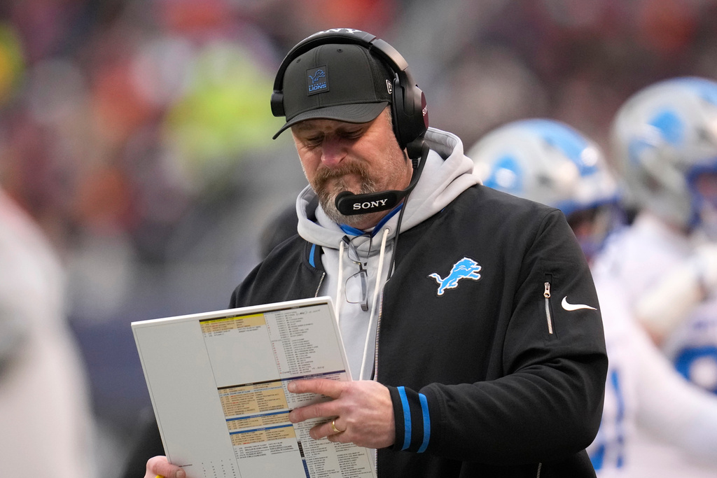 Detroit Lions head coach Dan Campbell walks on the sideline during the first half of an NFL football game against the Chicago Bears, Sunday, Jan. 4, 2026, in Chicago. (AP Photo/Erin Hooley)
