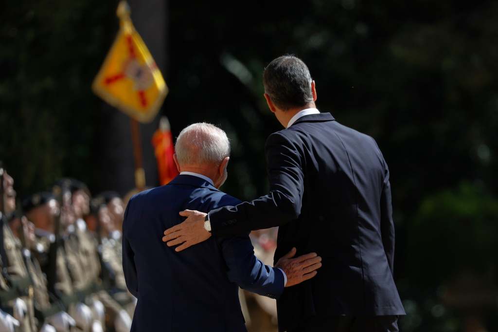 Spain's Prime Minister Pedro Sanchez, right, and Brazil's President Luiz Inacio Lula da greet each other during a Spain-Brazil summit in Barcelona, Spain, Friday, April 17, 2026. (AP Photo/Joan Monfort)