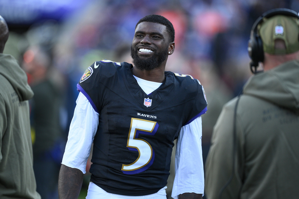 Baltimore Ravens quarterback Tyler Huntley (5) watches the end of an NFL football game against the Chicago Bears from the sideline Sunday, Oct. 26, 2025, in Baltimore. (AP Photo/Nick Wass)