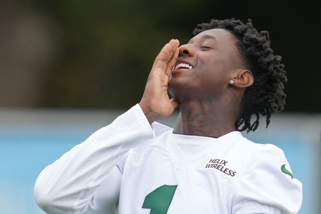 New York Jets cornerback Sauce Gardner (1), gestures during an NFL football practice at The Grove in Watford, England, Friday, Oct. 10, 2025. (AP Photo/Kin Cheung)