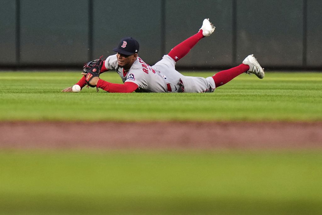 Boston Red Sox center fielder Ceddanne Rafaela is unable to catch a fly ball hit by Baltimore Orioles' Dylan Beavers for an RBI double during the second inning of a baseball game, Wednesday, Aug. 27, 2025, in Baltimore. (AP Photo/Stephanie Scarbrough)