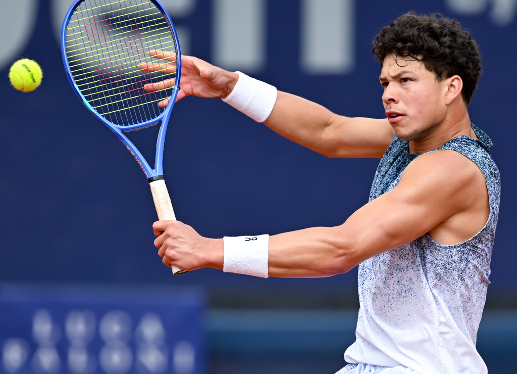 Ben Shelton of the US in action against Italy's Flavio Cobolli during the men's singles final match at the ATP Tour in Munich, Germany, Sunday April 19, 2026. (Sven Hoppe/dpa via AP)