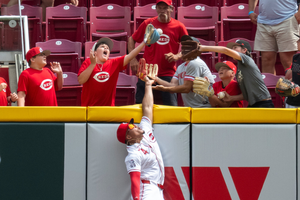 Cincinnati Reds' right fielder Noelvi Marte, bottom, misses a home run hit by Arizona Diamondbacks' Gabriel Moreno in the eight inning of a baseball game, Sunday, June 14, 2026, in Cincinnati. (AP Photo/Michael Swensen)