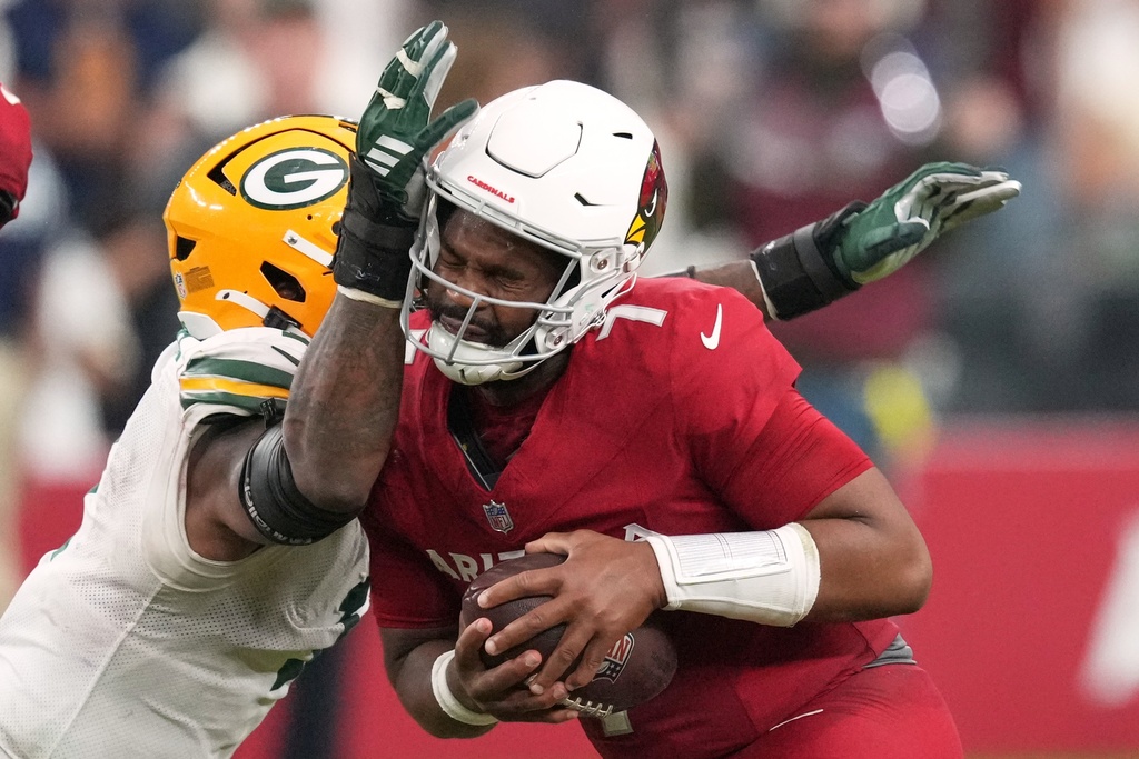 Green Bay Packers' Micah Parsons sacks Arizona Cardinals' Jacoby Brissett during the second half of an NFL football game Sunday, Oct. 19, 2025, in Glendale, Ariz. (AP Photo/Ross D. Franklin)