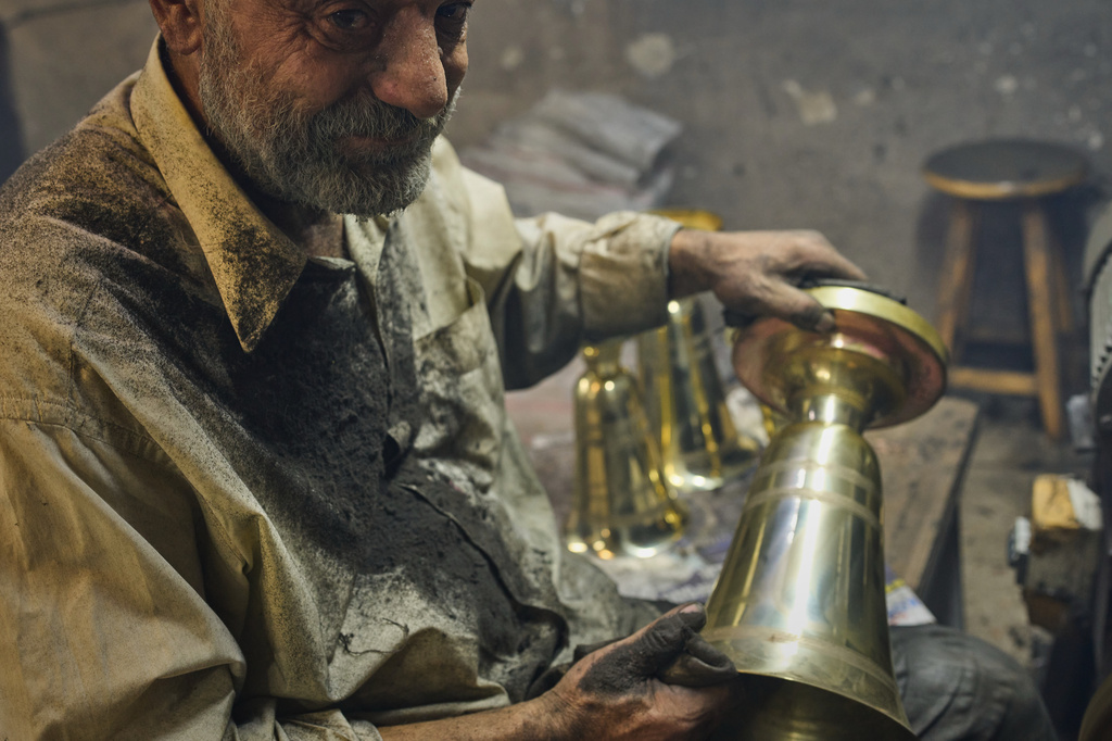 Master polisher Yucel Gur polishes a metal object in his workshop in the Buyukhan artisan quarter in Istanbul, Turkey, Thursday, Aug. 6, 2026. (AP Photo/Francisco Seco)