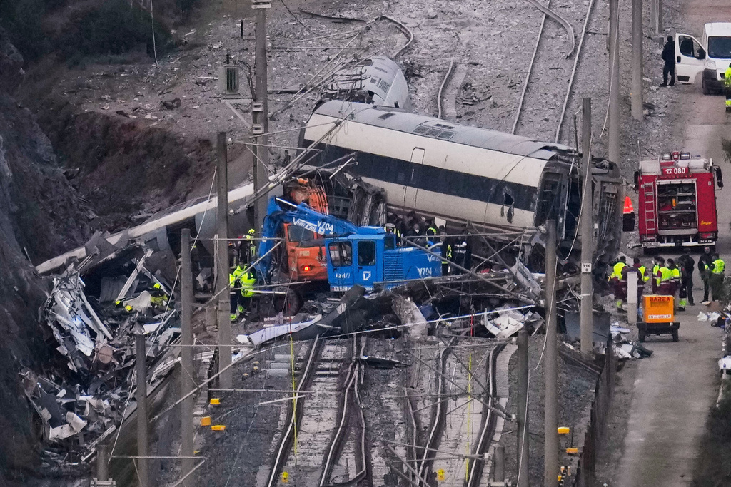 View of the site of a train collision in Adamuz, southern Spain, Tuesday, Jan. 20, 2026. (AP Photo/Manu Fernandez)