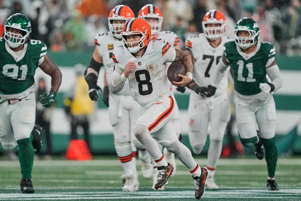 Cleveland Browns quarterback Dillon Gabriel (8) carries in the seance half of an NFL football game against the New York Jets, Sunday, Nov. 9, 2025, in East Rutherford, N.J. (AP Photo/Yuki Iwamura)