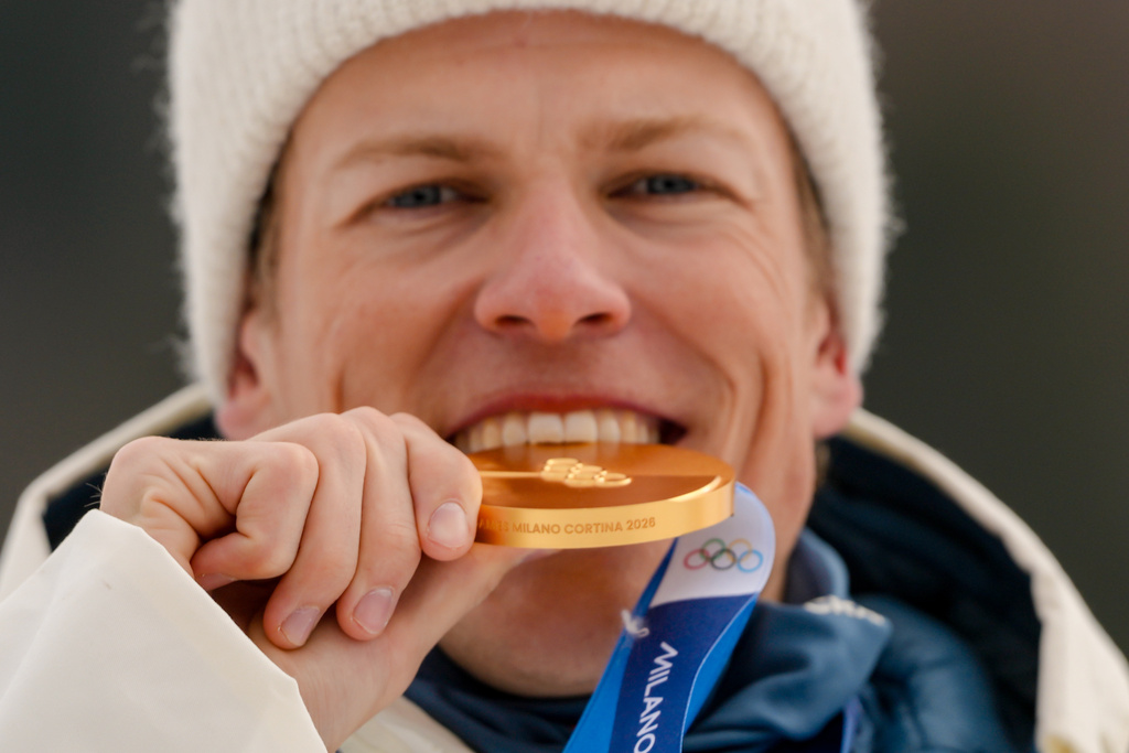 Johannes Hoesflot Klaebo, of Norway, poses after winning the gold medal in the cross-country skiing men's sprint classic at the 2026 Winter Olympics, in Tesero, Italy, Tuesday, Feb. 10, 2026. (AP Photo/Evgeniy Maloletka)