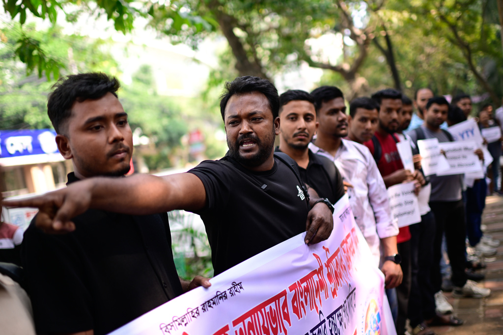 Bangladeshi workers who were employed by Malaysian companies protest in front of the Ministry of Expatriates' Welfare and Overseas Employment demanding unpaid wages, fair compensation and an end to alleged abuse by Malaysian employers, in Dhaka, Bangladesh, Monday, Nov. 10, 2025. (AP Photo/Mahmud Hossain Opu)