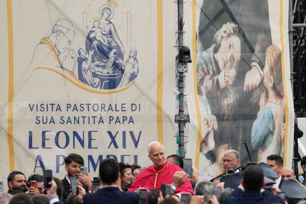 Pope Leo XIV greets faithful during his pastoral visit in Pompeii, Italy, Friday, May 8, 2026. (AP Photo/Gregorio Borgia)