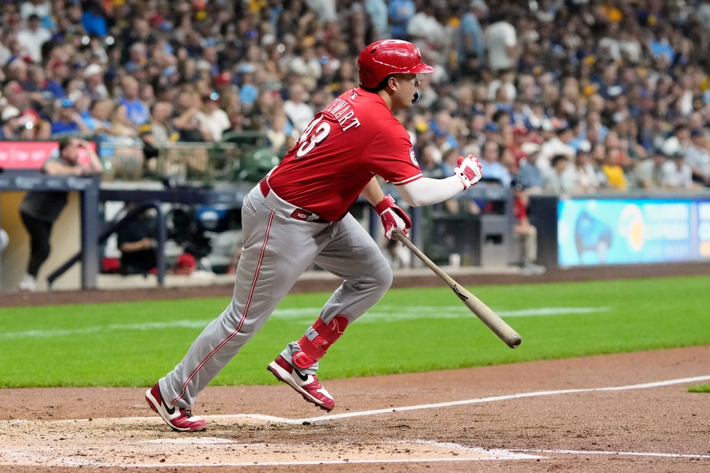 Cincinnati Reds' Sal Stewart hits an RBI single during the third inning of a baseball game against the Milwaukee Brewers Saturday, Sept. 27, 2025, in Milwaukee. (AP Photo/Morry Gash)
