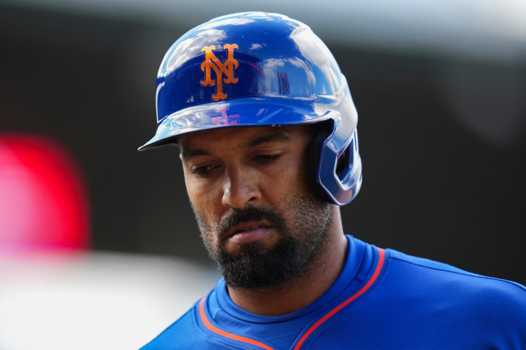 New York Mets' Marcus Semien returns to the dugout after being flying out to left field in the seventh inning of a baseball game against the Chicago Cubs, Saturday, April 18, 2026, in Chicago. (AP Photo/Erin Hooley)