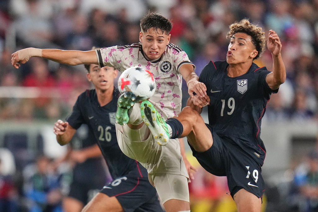 Chile's Iván Román, left, and United States' Julian Hall (19) reach for the ball during the second half of an international friendly soccer match Tuesday, Sept. 29, 2026, in St. Louis. (AP Photo/Jeff Roberson)