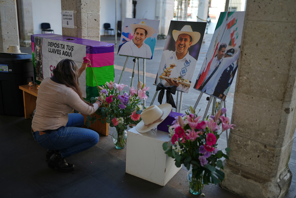 An memorial stands in honor of slain Mayor Carlos Manzo Rodriguez in Uruapan, Mexico, Friday, Nov. 21, 2025, as Michoacan state prosecutors detain suspects in his killing. (AP Photo/Eduardo Verdugo)