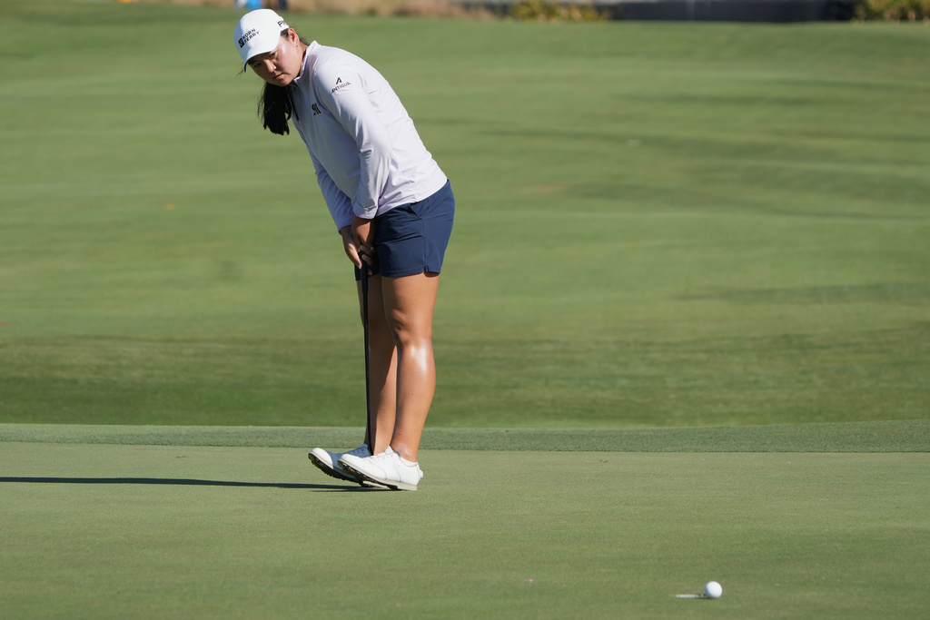 Allisen Corpuz reacts to her putt on the ninth green during the first round of the LPGA Tour Championship golf tournament, Thursday, Nov. 20, 2025, in Naples, Fla. (AP Photo/Marta Lavandier)