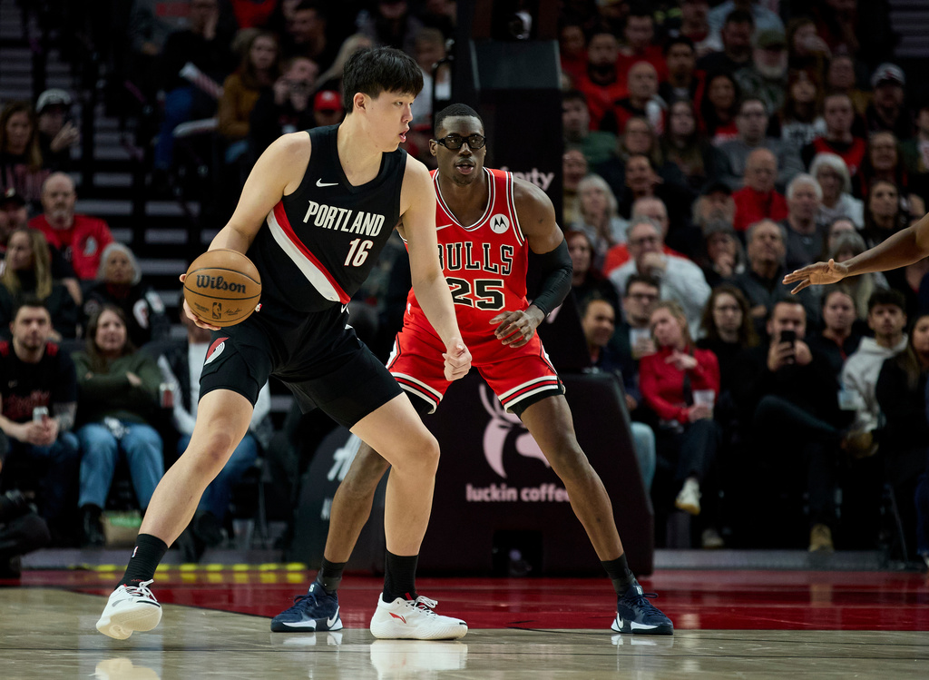 Portland Trail Blazers center Yang Hansen, left, posts up against Chicago Bulls center Jalen Smith during the second half of an NBA basketball game in Portland, Ore., Wednesday, Nov. 19, 2025. (AP Photo/Craig Mitchelldyer)