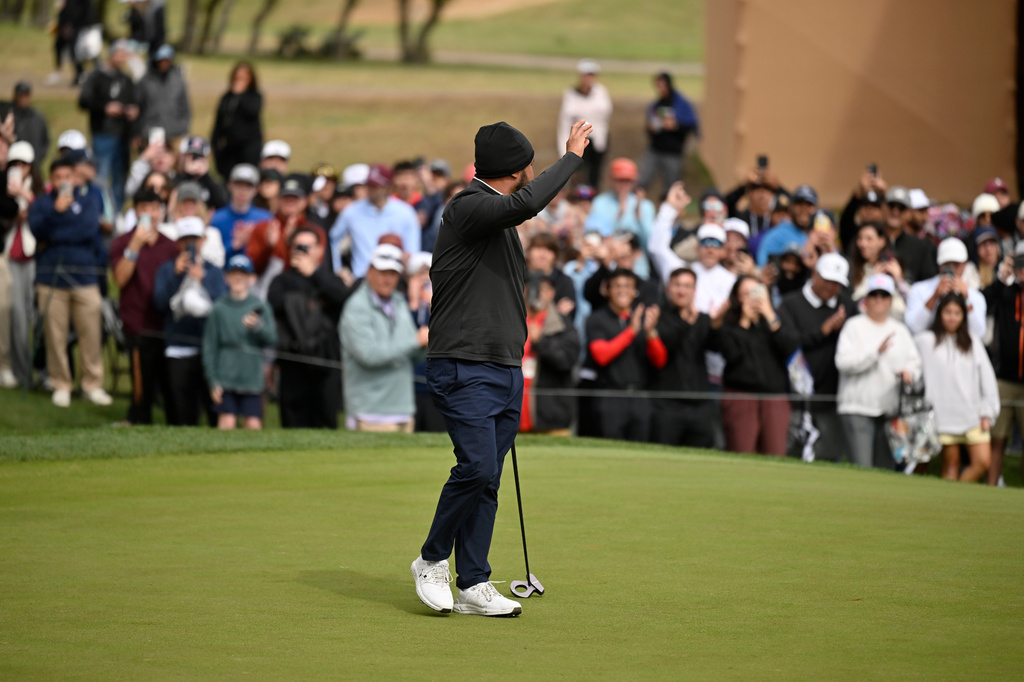 J.J. Spaun waves to fans on the 18th hole after the fourth round of the Valero Texas Open golf tournament in San Antonio, Sunday, April 5, 2026. (AP Photo/Darren Abate)