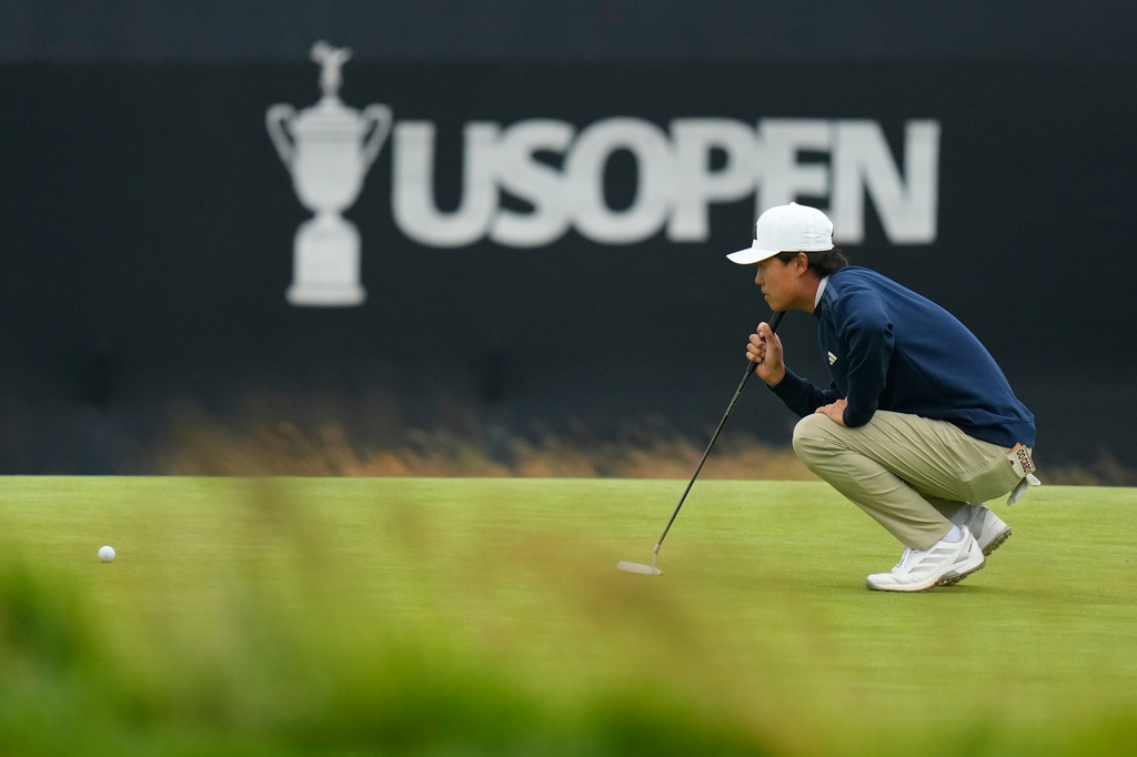 Brandon Wu lines up a putt on the second hole during the first round of the U.S. Open golf tournament at Shinnecock Hills Golf Club in Southampton, N.Y., Thursday, June 18, 2026.(AP Photo/Seth Wenig)