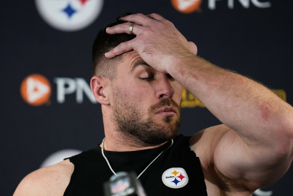 Pittsburgh Steelers linebacker T.J. Watt meets with reporters following an NFL football game against the Chicago Bears, Sunday, Nov. 23, 2025, in Chicago. (AP Photo/Erin Hooley)