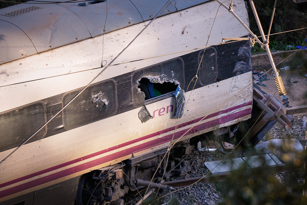 Part of a wrecked train is photographed at the site of a train collision in Adamuz, southern Spain, Monday, Jan. 19, 2026. (AP Photo/Manu Fernandez)