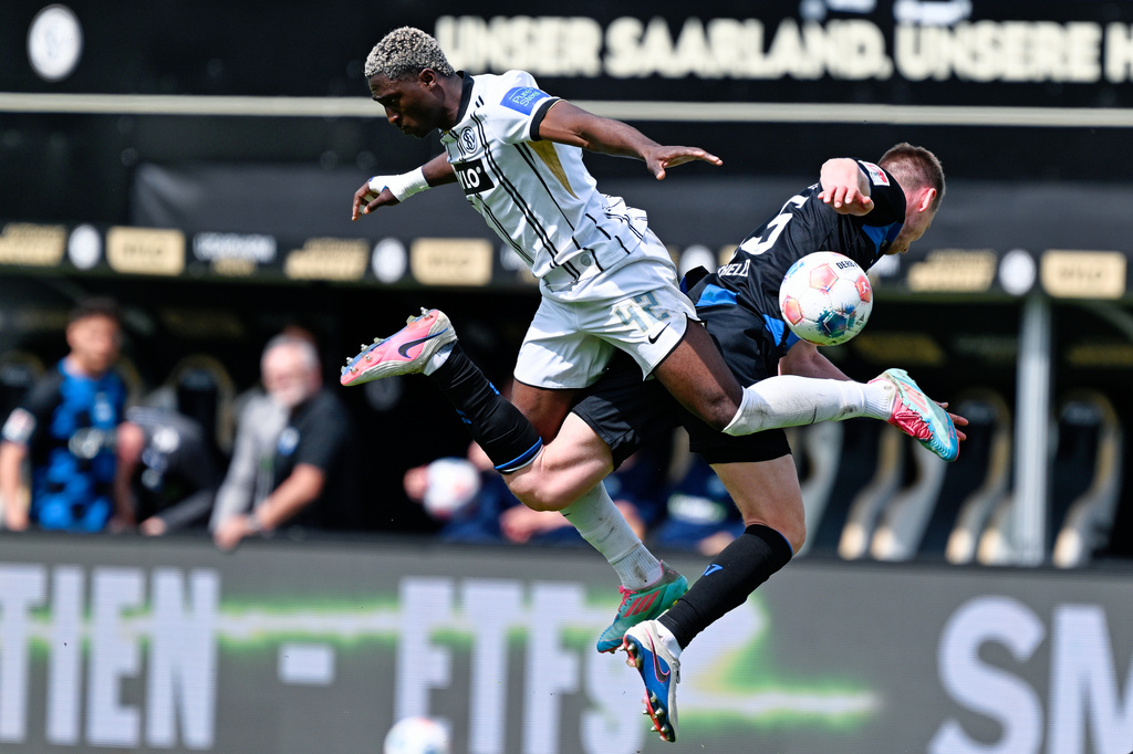 Elversberg's David Mokwa, left, and Paderborn's Tjark Scheller fight for the ball during the Bundesliga 2 soccer match between SV Elversberg and SC Paderborn 07 in Spiesen-Elversberg, Germany, Sunday, May 3, 2026. (Uwe Anspach/dpa via AP)