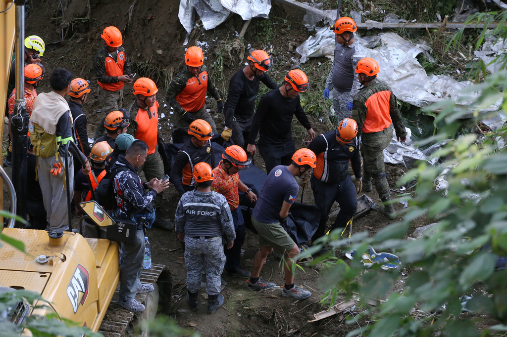 Rescuers retrieve a body on a site of a collapsed waste segregation facility in Binaliw, Cebu city, central Philippines on Friday, Jan. 9, 2026. (AP Photo/Jacqueline Hernandez)