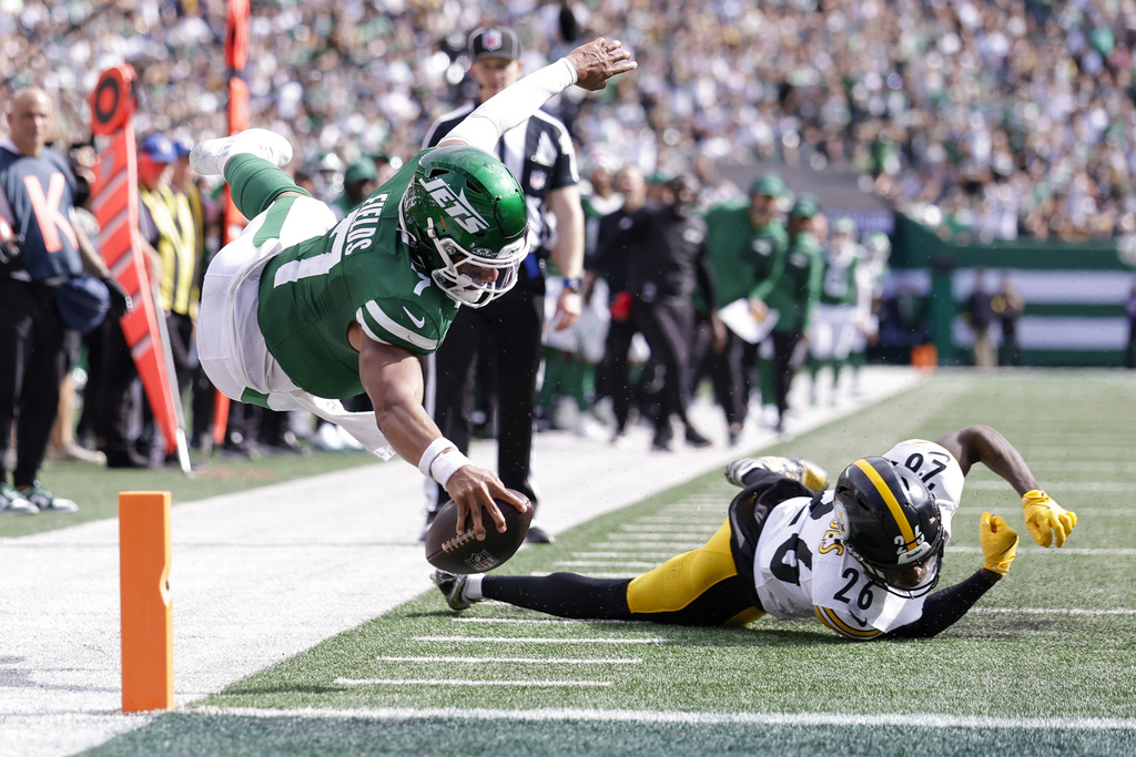 New York Jets quarterback Justin Fields, left, tries to cross the goal line after being hit by Pittsburgh Steelers cornerback Brandin Echols (26) during the second half of an NFL football game Sunday, Sept. 7, 2025, in East Rutherford, N.J. (AP Photo/Adam Hunger)