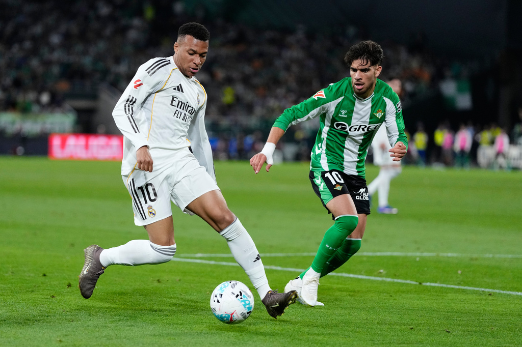 Betis' Abde Ezzalzouli guards Real Madrid's Kylian Mbappe during a La Liga soccer match between Real Betis and Real Madrid in Seville, Spain, Friday, April 24, 2026. (AP Photo/Jose Breton)