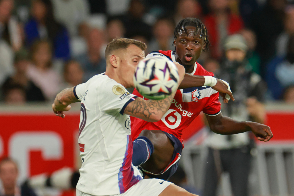 Lille's Dilane Bakwa, right, scores his side's second goal during the French League One soccer match between Lille and Paris Saint-Germain, in Lille, France, Friday, Aug. 28, 2026. (AP Photo/Jean-Francois Badias)