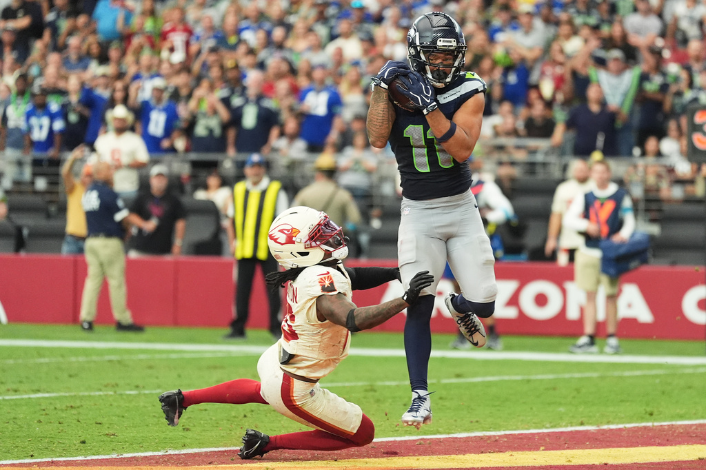 Seattle Seahawks wide receiver Jaxon Smith-Njigba (11) makes a touchdown catch against Arizona Cardinals cornerback Max Melton, left, during the second half of an NFL football game in Glendale, Ariz., Sunday, Sept. 20, 2026. (AP Photo/Ross D. Franklin)