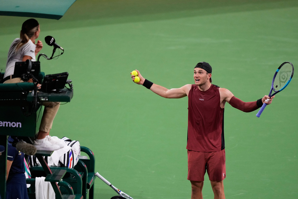 Jack Draper, of Britain, right, gestures toward a chair umpire during a quarterfinal match between Draper and Daniil Medvedev, of Russia, at the BNP Paribas Open tennis tournament, Thursday, March 12, 2026, in Indian Wells, Calif. (AP Photo/Mark J. Terrill)