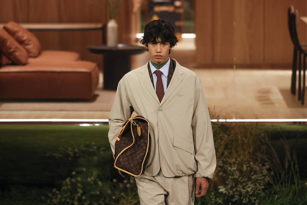 A model wears a creation as part of the Louis Vuitton Fall/Winter 2026-2027 Men's collection presented in Paris, Tuesday, Jan. 20, 2026. (AP Photo/Thomas Padilla)