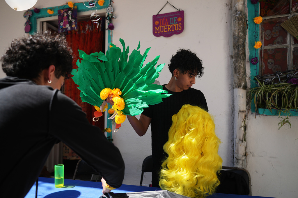 Drag artist Vicktoria Kstillo prepares a wig for the Day of the Dead Catrina parade in Mexico City, Sunday, Oct. 26, 2025. (AP Photo/Claudia Rosel)