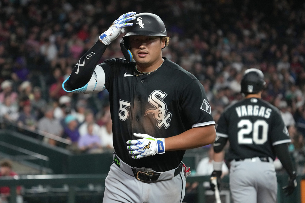 Chicago White Sox' Munetaka Murakami crosses Homeplate after hitting a solo home run against the Arizona Diamondbacks in the second inning of a baseball game, Tuesday, April 21, 2026, in Phoenix. (AP Photo/Rick Scuteri)