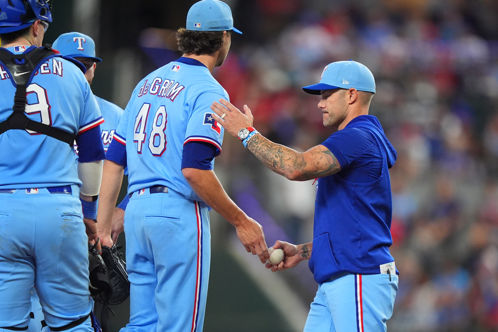 Texas Rangers starting pitcher Jacob deGrom (48) is pulled by Texas Rangers manger Skip Schumaker, right, during the fifth inning of a baseball game against the Toronto Blue Jays, Sunday, Sept. 20, 2026, in Arlington, Texas. (AP Photo/LM Otero)