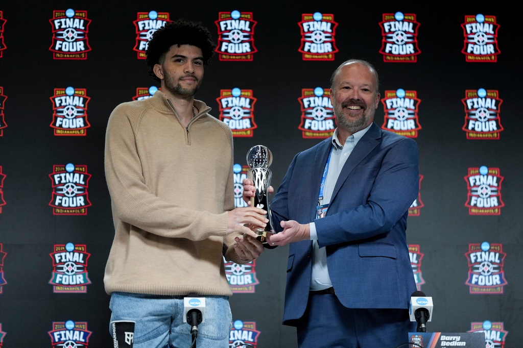 Associated Press Director of Global Text & Communication Production Barry Bedlan, right, hands Duke forward Cameron Boozer a trophy after winning the Oscar Robertson Player of the Year awarded by the Associated Press and the U.S. Basketball Writers Association during a news conference at the Final Four NCAA basketball tournament, Sunday, April 5, 2026, in Indianapolis. (AP Photo/Jeff Roberson)